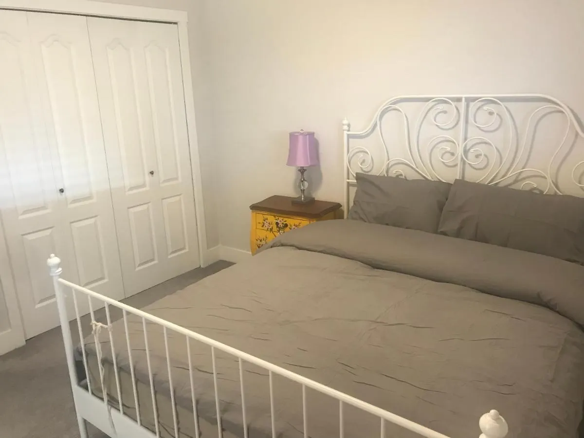 Contatos de Large Suite With Separate Bathroom
